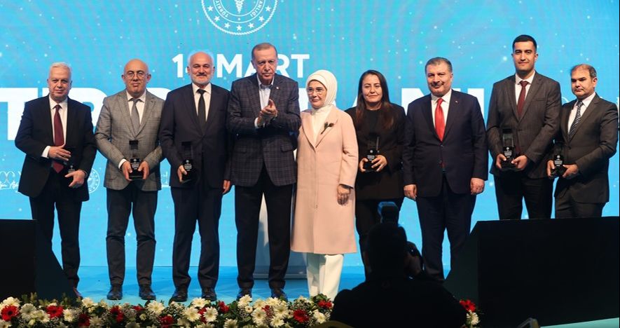 Depremden sonra bir ay aracının bagajında yaşadı, afetzedelere şifa dağıttı - 1. Resim