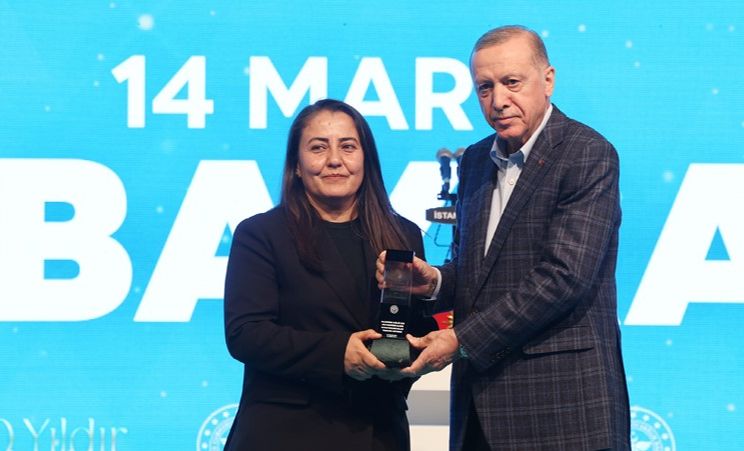 Depremden sonra bir ay aracının bagajında yaşadı, afetzedelere şifa dağıttı - 2. Resim