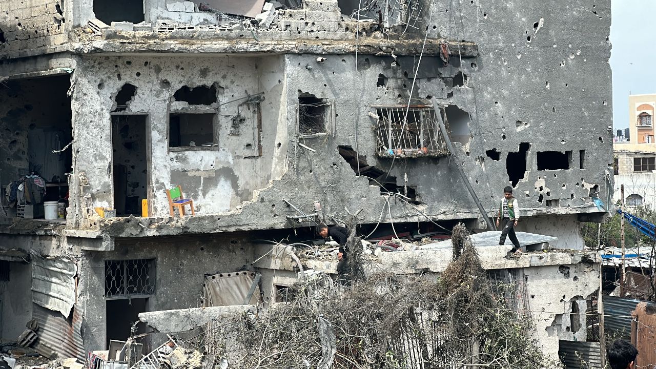 Gazze'de son durum... İsrail Gazze'de insani yardım yapan ekipleri vurdu! Ölü ve yaralılar var Gazze'de son durum... Hastane saldırısının görüntülerini yayınladı... İsrail Refah'a saldırı başlattı - 2. Resim