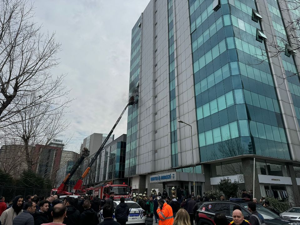 İstanbul'da 12 katlı iş merkezinde korkutan yangın: Hamsterını almadan çıkmadı İstanbul'da 12 katlı iş merkezinde korkutan yangın: Hamsterını almadan çıkmadı - 1. Resim