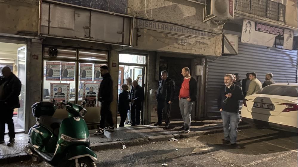 İstanbul'da korku dolu anlar! Kadın muhtar adayının dükkanına kurşun yağdırdılar İstanbul'da korku dolu anlar! Kadın muhtar adayının dükkanına kurşun yağdırdılar - 1. Resim