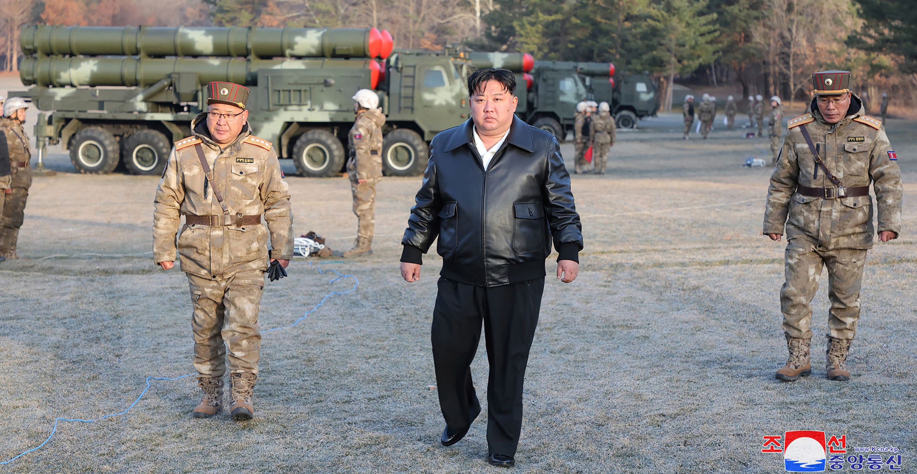 Kuzey Kore'den yeni gövde gösterisi! Roketlerin görüntüsünü paylaştılar Kuzey Kore'den yeni gövde gösterisi! Roketlerin görüntüsünü paylaştılar - 1. Resim