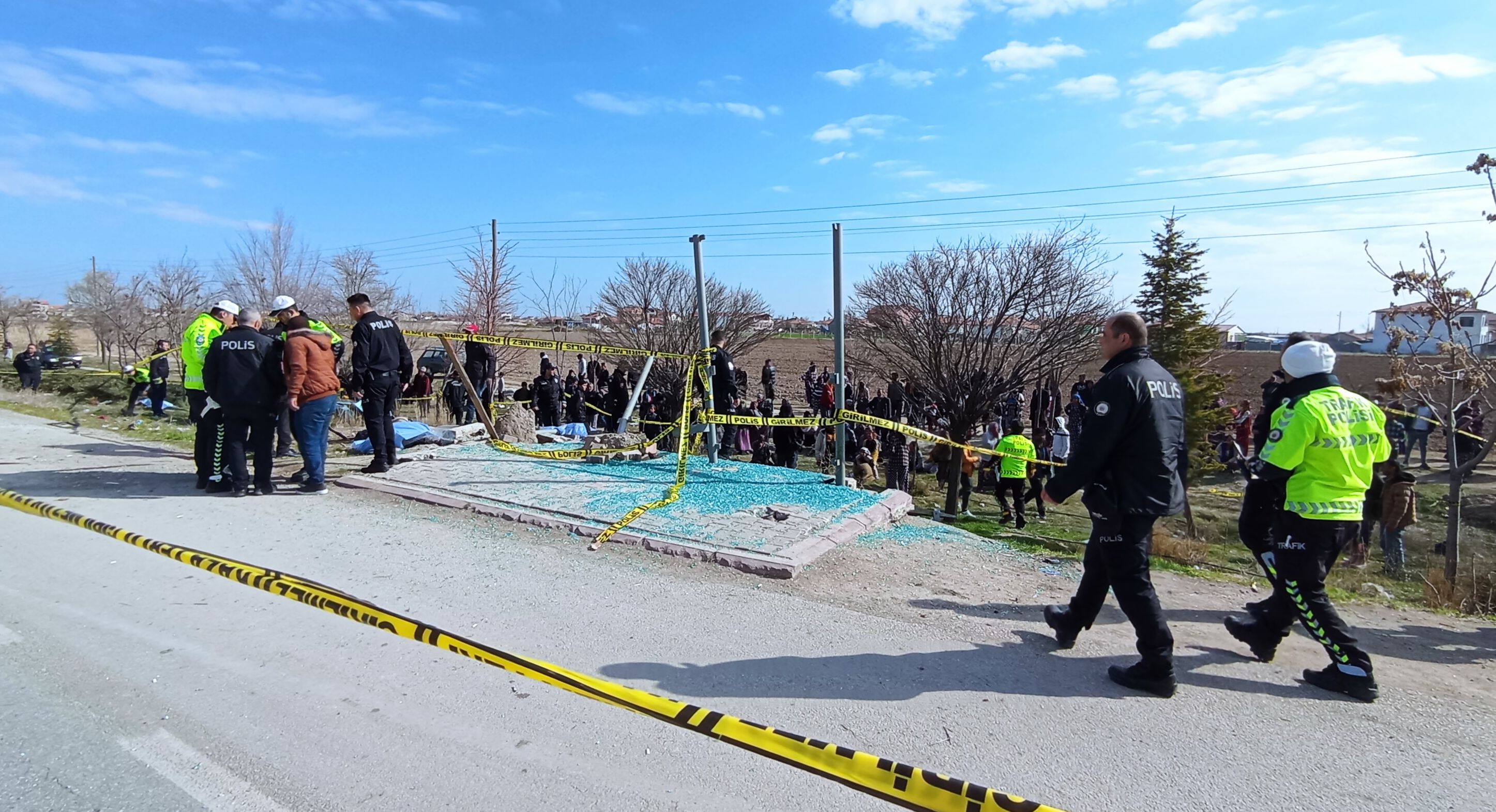 Otobüs durağında bekleyenlere otomobil çarptı: 4 ölü, 5 yaralı Otobüs durağında bekleyenlere otomobil çarptı: 3 ölü, 6 yaralı - 2. Resim