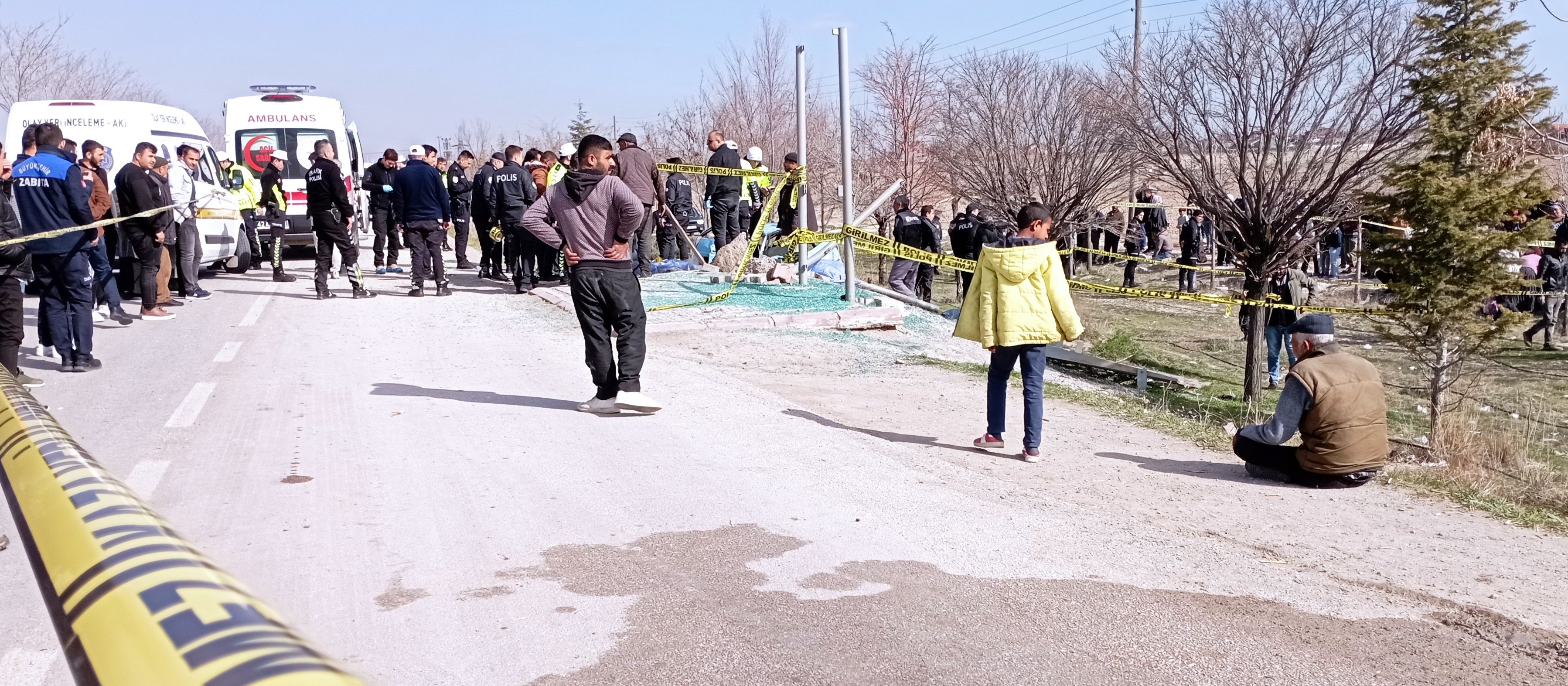 Otobüs durağında bekleyenlere otomobil çarptı: 4 ölü, 5 yaralı Otobüs durağında bekleyenlere otomobil çarptı: 3 ölü, 6 yaralı - 1. Resim