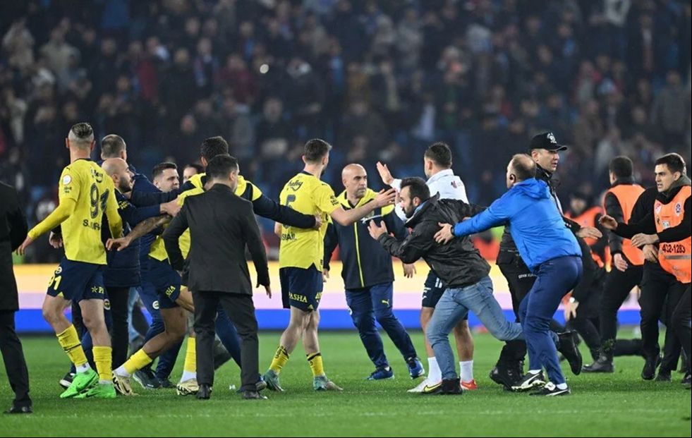 Trabzonspor-Fenerbahçe maçı sonrası Aziz Yıldırım'dan ilk açıklama: 'Maç iptal edilmeliydi bundan sonra...' - 2. Resim