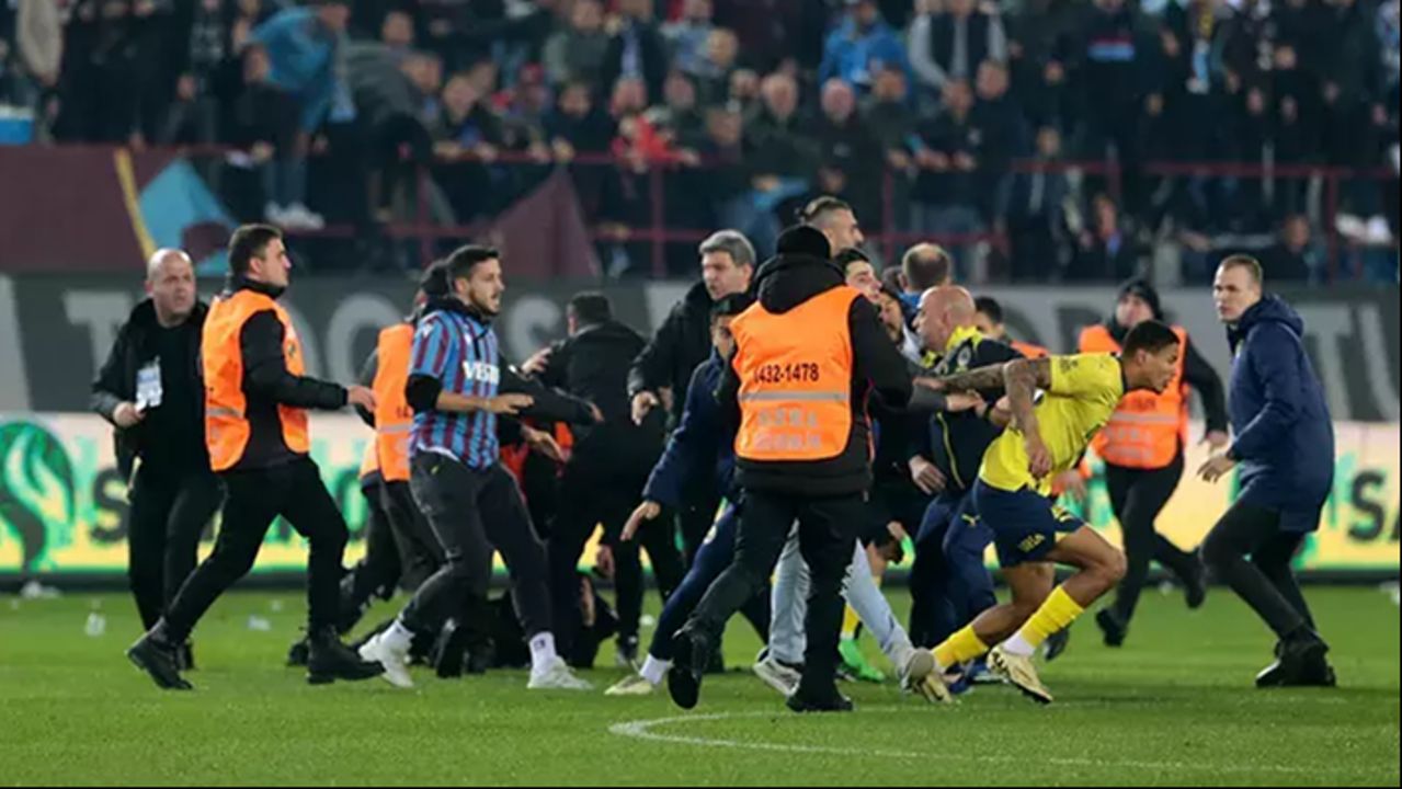 Ertuğrul Doğan olaylı Fenerbahçe maçı sonrası basın toplantısında konuştu: "Trabzonspor cezayı hak etmiştir" Ertuğrul Doğan olaylı Fenerbahçe maçı sonrası basın toplantısında konuştu: "Trabzonspor cezayı hak etmiştir" - 2. Resim