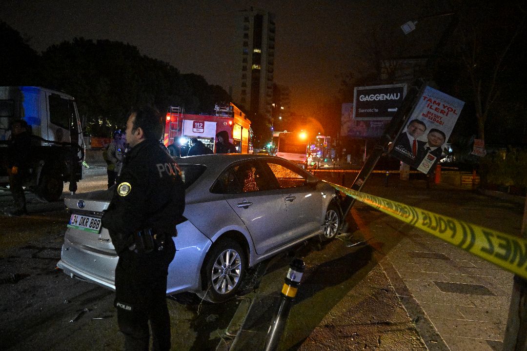 Kadıköy'de korkutan kaza: Kayganlaşan yolda kontrolden çıktı - 1. Resim