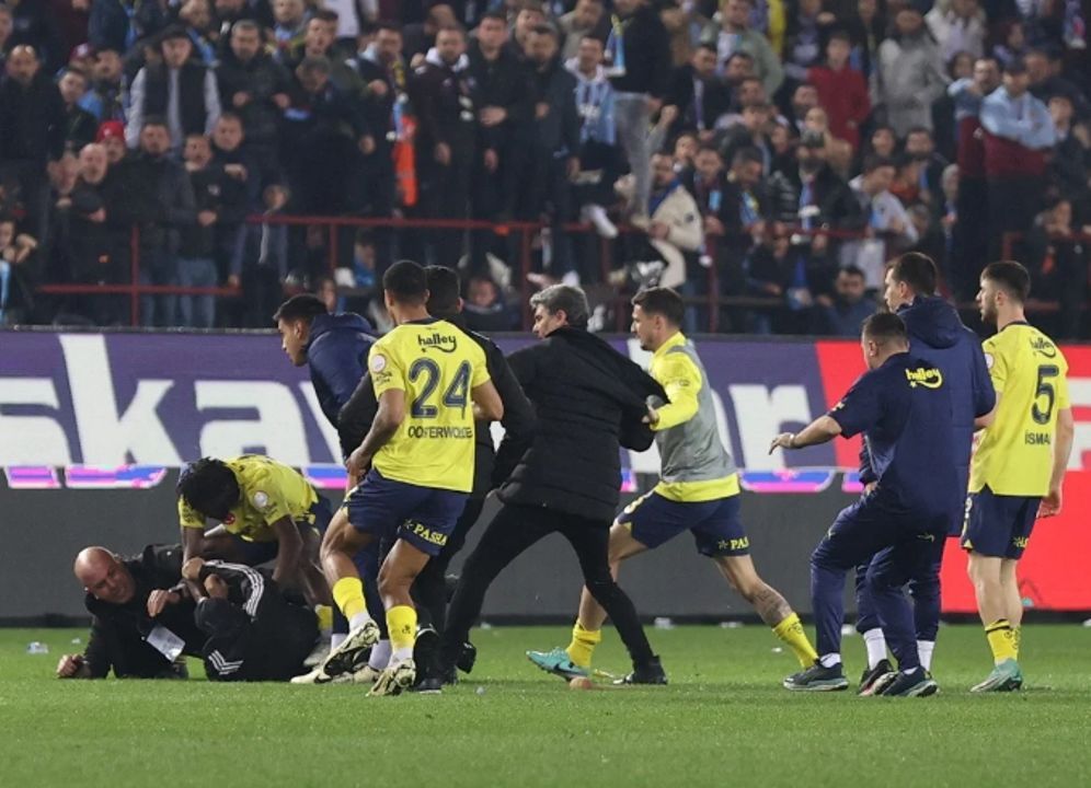 Stefano Denswil'in Trabzonspor-Fenerbahçe maçı açıklamaları olay oldu: “Bu kadar zehirli bir atmosfer hiç görmedim” | Türkiye Gazetesi