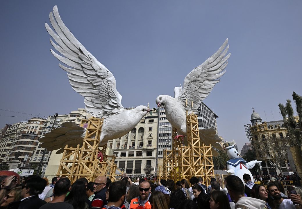 Tahtadan yapılmış dev güvercinler Gazze ve Ukrayna'da barış için yakıldı - 1. Resim