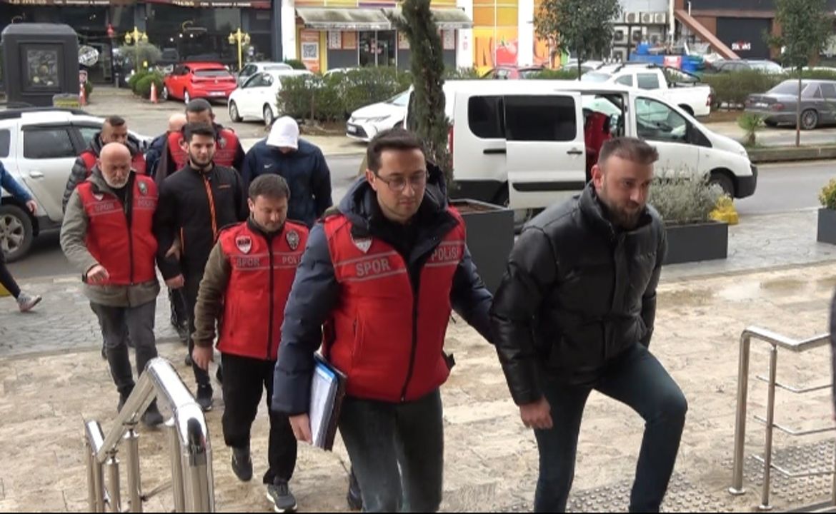 Trabzonspor-Fenerbahçe derbisinde olaylara karışan 7 kişi adliyede! Meğer o maskeli taraftar... - 3. Resim