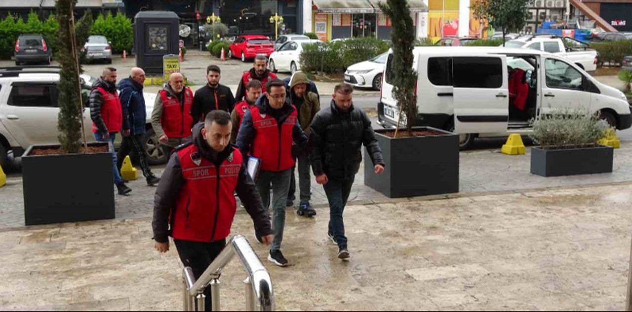 Trabzonspor-Fenerbahçe derbisinde olaylara karışan 7 kişi adliyede! Meğer o maskeli taraftar... - 2. Resim