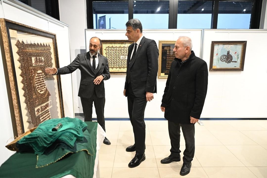 Ahşap dile gelirse! Kabe'nin altın kapısını tabloya nakşetti Ahşap dile gelirse! Kabe'nin altın kapısını tabloya nakşetti - 1. Resim