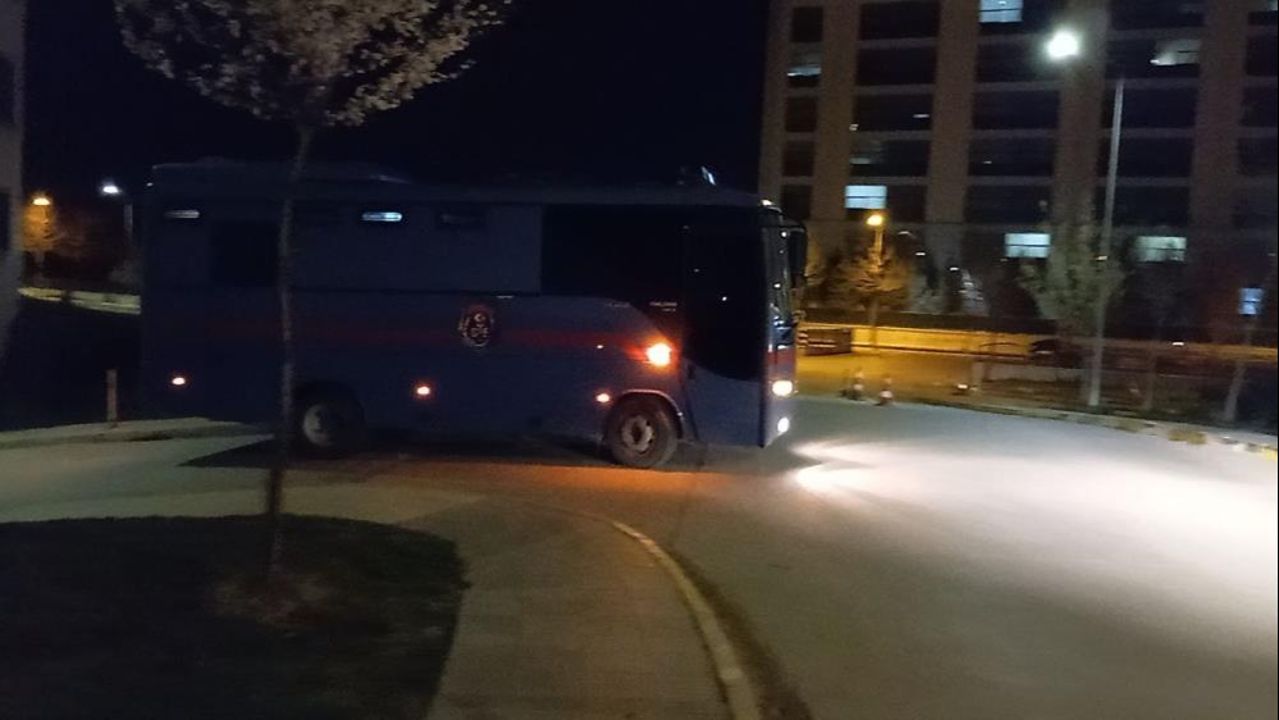 Çorum'da sıcak saatler! Mahkum yatağını yaktı, 12 kişi hastanelik oldu - 2. Resim