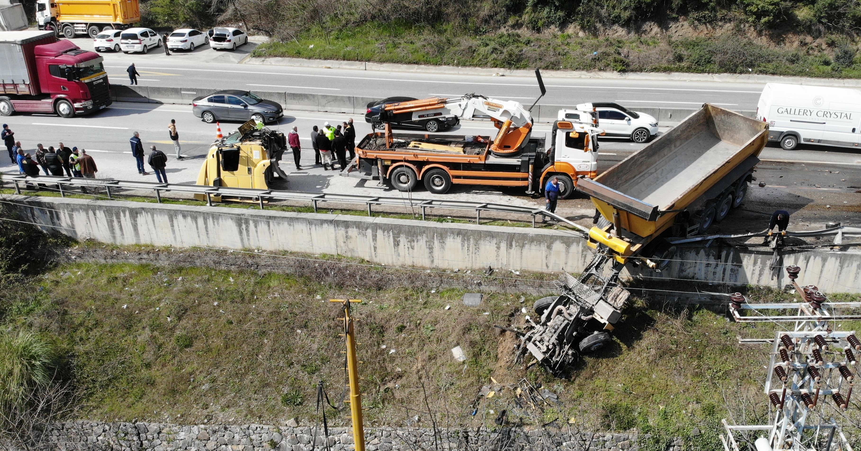 D-650'de feci kaza! Kupası kopan tırın dorsesi bariyerlerde asılı kaldı D-650'de feci kaza! Kupası kopan tırın dorsesi bariyerlerde asılı kaldı - 1. Resim