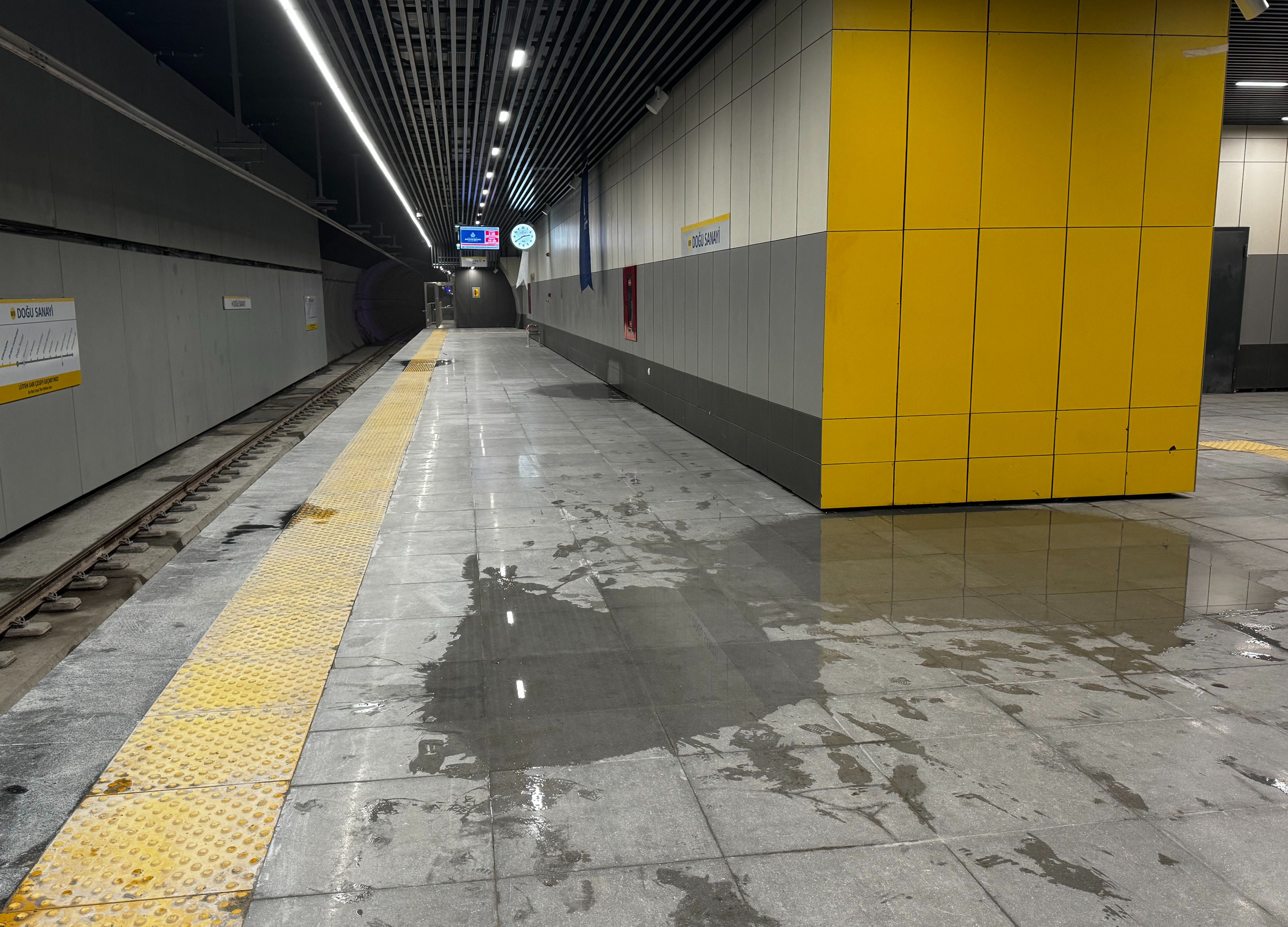 İBB’nin açılışını yaptığı metro hattında rezalet! Tavandan lağım suyu akıyor, asansörler çalışmıyor - 4. Resim