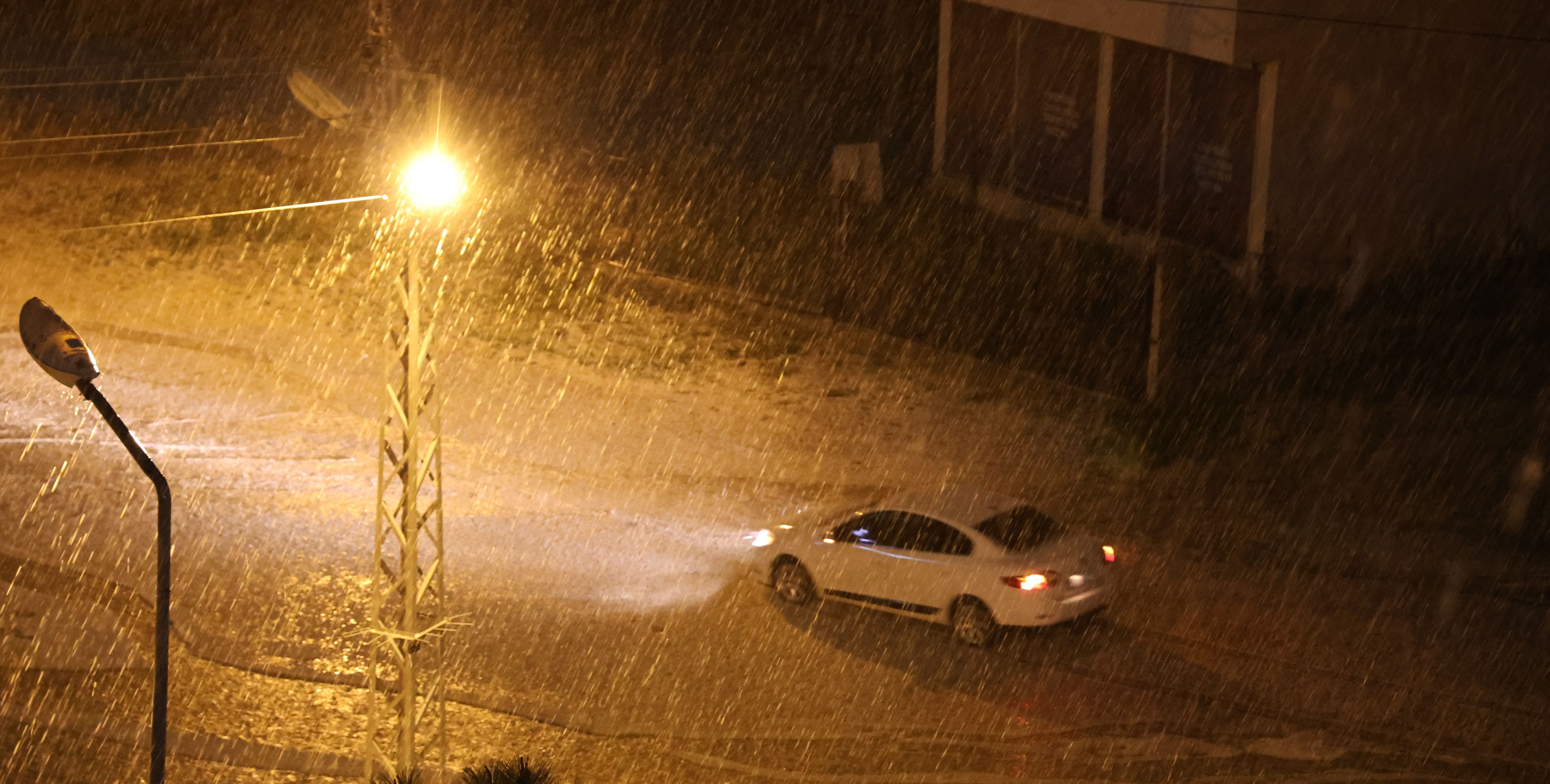 Sadece 10 dakika yağdı, her yeri beyaza bürüdü! Adana'da hayatı felç eden sağanak Sadece 10 dakika yağdı, her yeri beyaza bürüdü! Adana'da hayatı felç eden yağış - 2. Resim