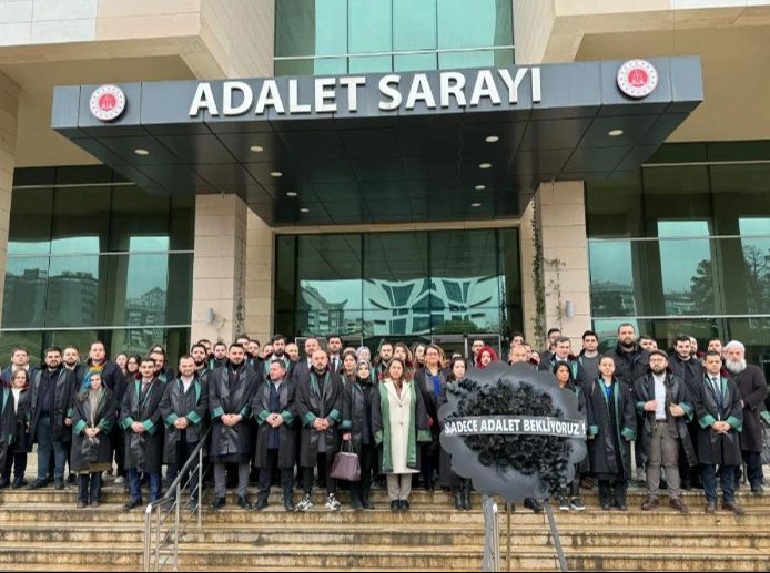 Trabzonlu avukatlardan adliye önünde sessiz protesto "Sadece adalet bekliyoruz" - 2. Resim