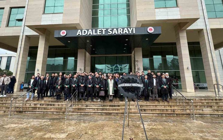 Trabzonlu avukatlardan adliye önünde sessiz protesto 