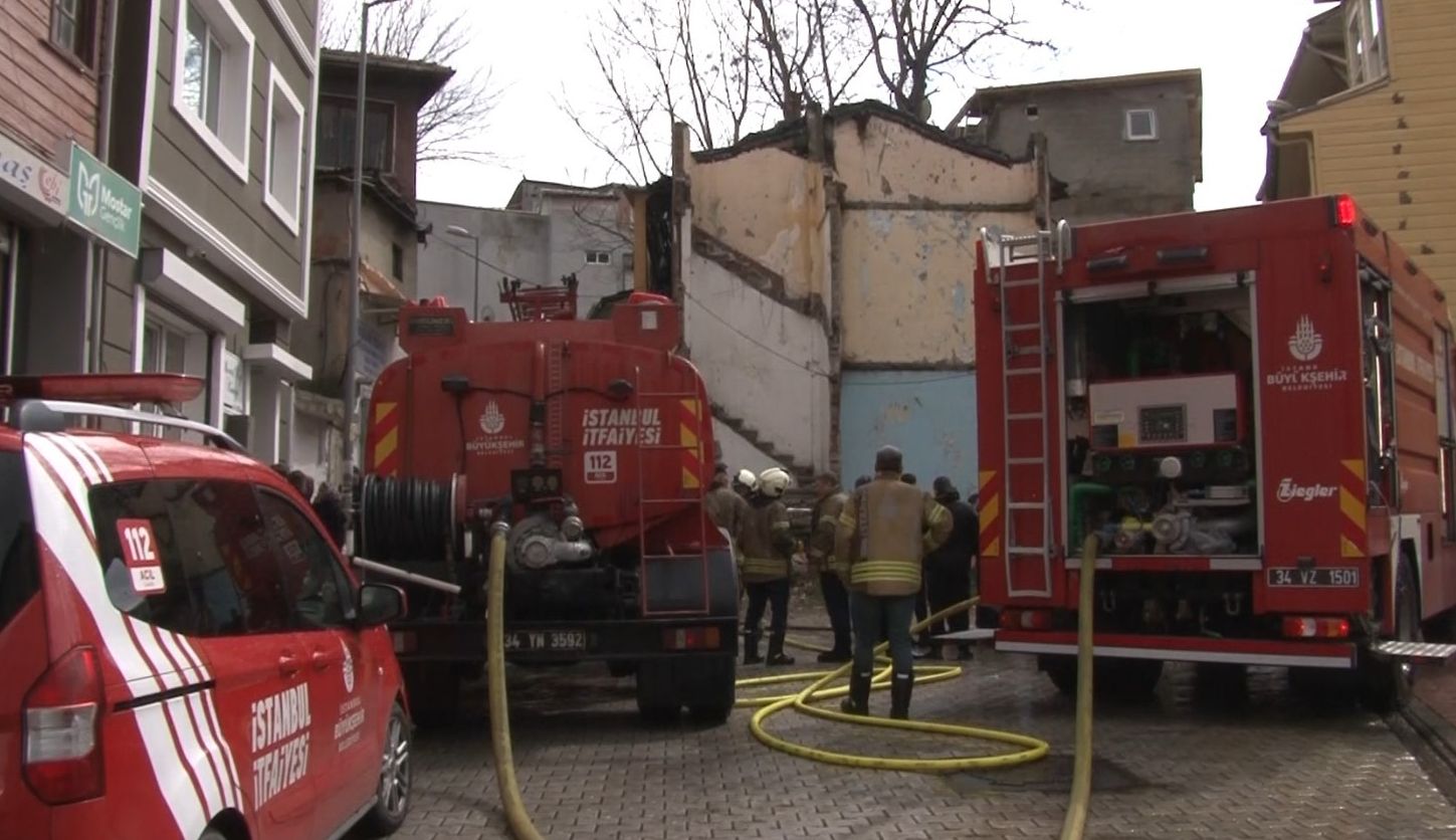 3 katlı binada yangın! Küle dönen evden cansız bedeni çıkarıldı - 1. Resim