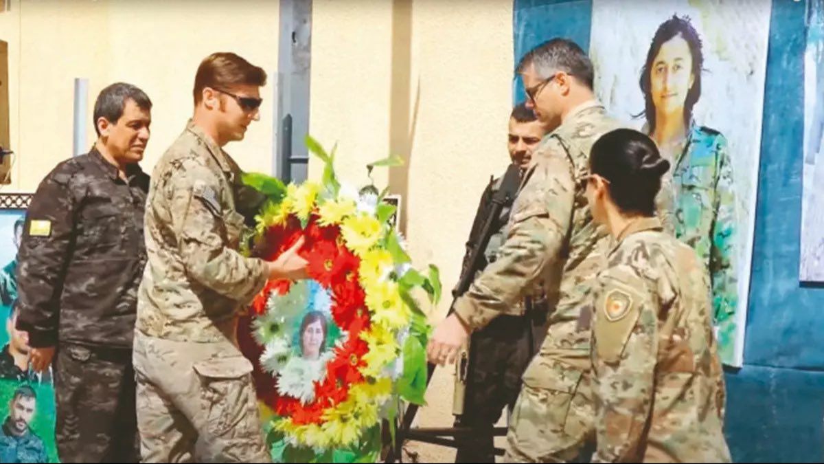 ABD askerleri, teröristleri andı! Çelenk bırakıp, kurdele taktı - 1. Resim