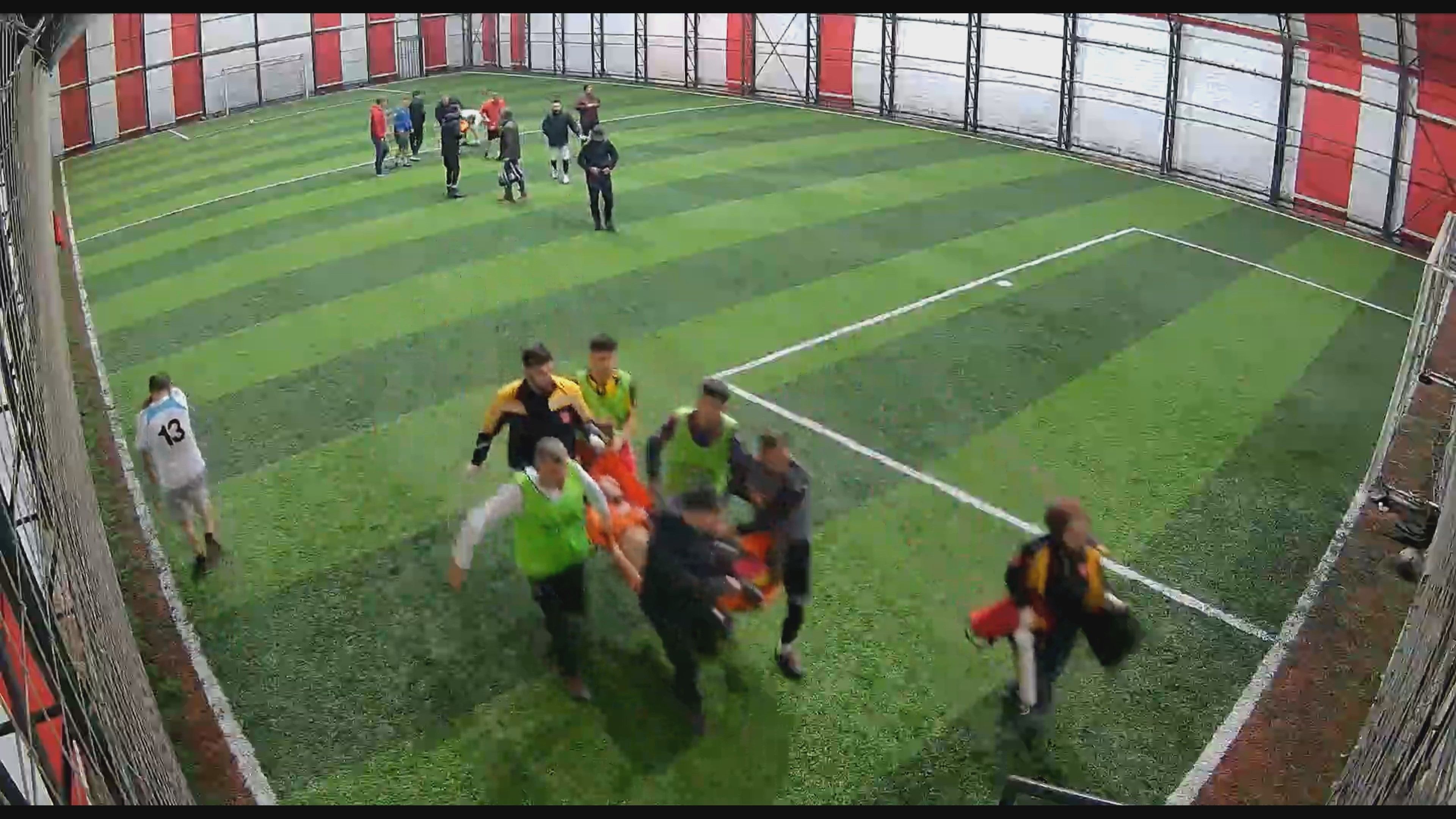 Arkadaşları yorgun zannetti, gerçek bambaşka çıktı! Ölüm 3 çocuk babası adamı halı sahada yakaladı Arkadaşları yorgun zannetti, gerçek bambaşka çıktı! Ölüm 3 çocuk babası adamı halı sahada yakaladı - 1. Resim