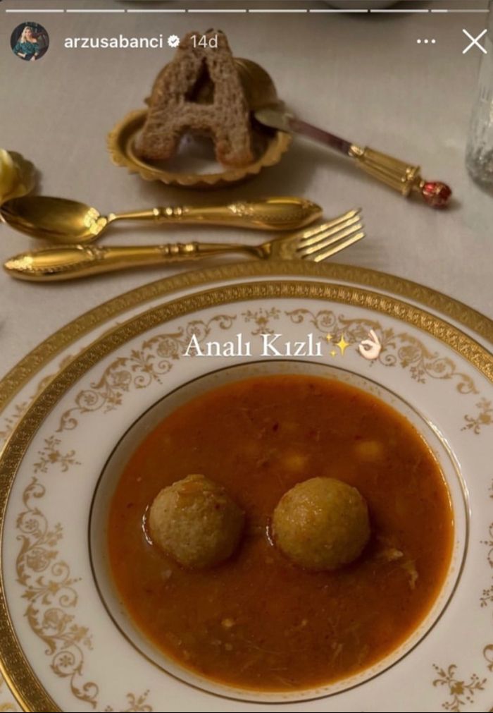 Arzu Sabancı’nın iftar sofrasındaki ‘baş harfine özel ekmek’ dikkat çekti - 1. Resim