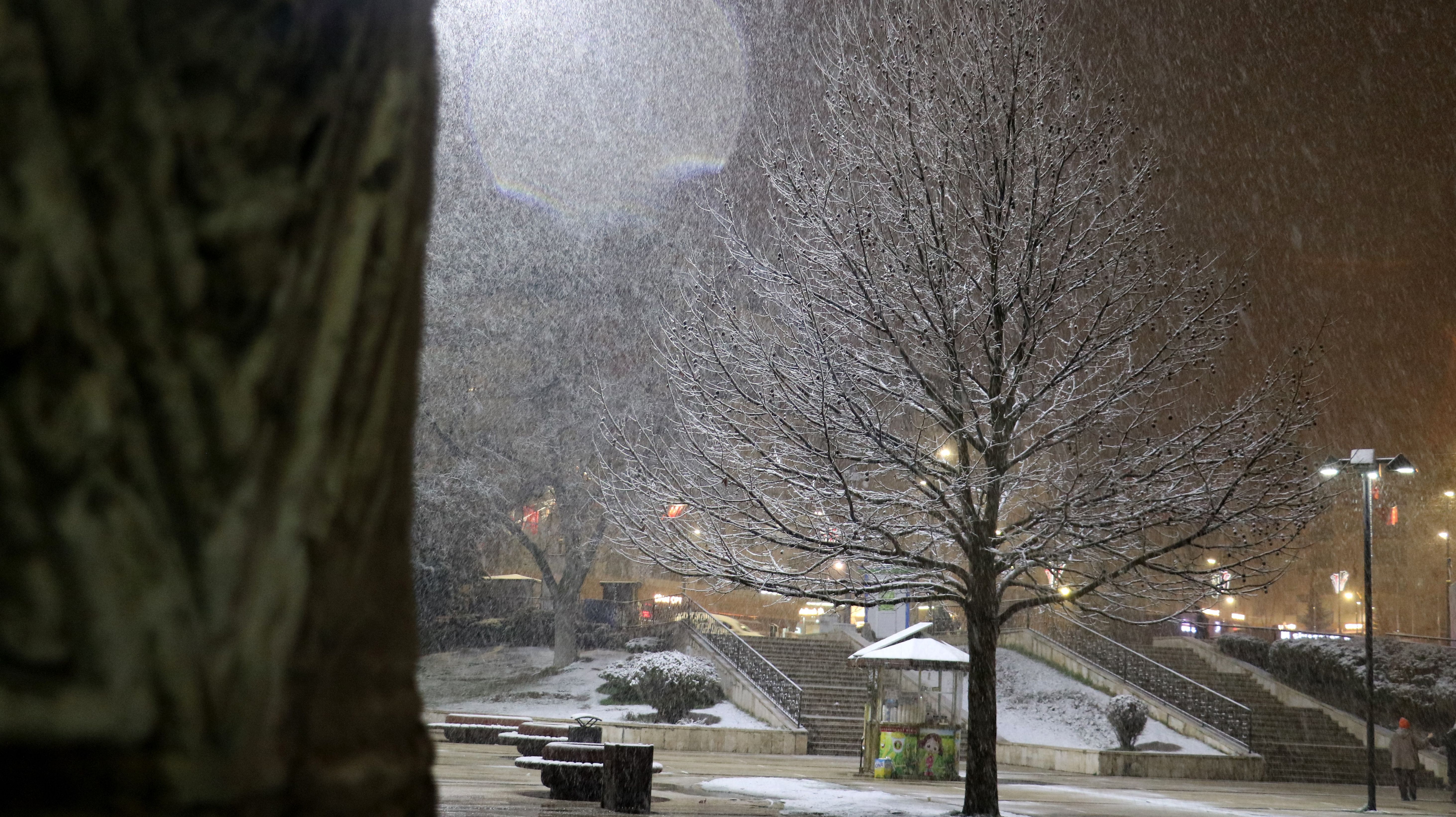 Baharı beklerken kış geldi, bir ilçede okullar tatil edildi - 2. Resim