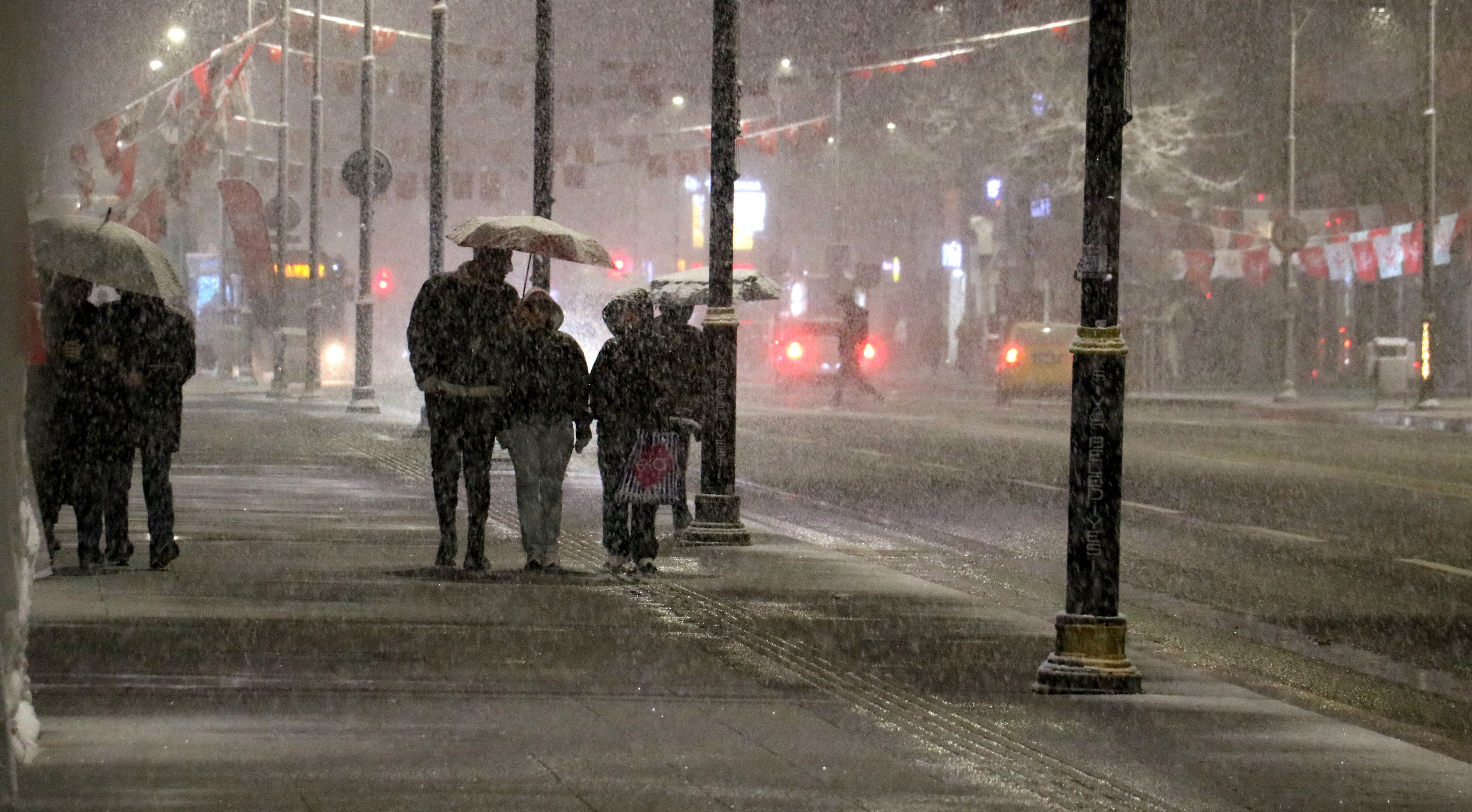Baharı beklerken kış geldi, bir ilçede okullar tatil edildi - 1. Resim