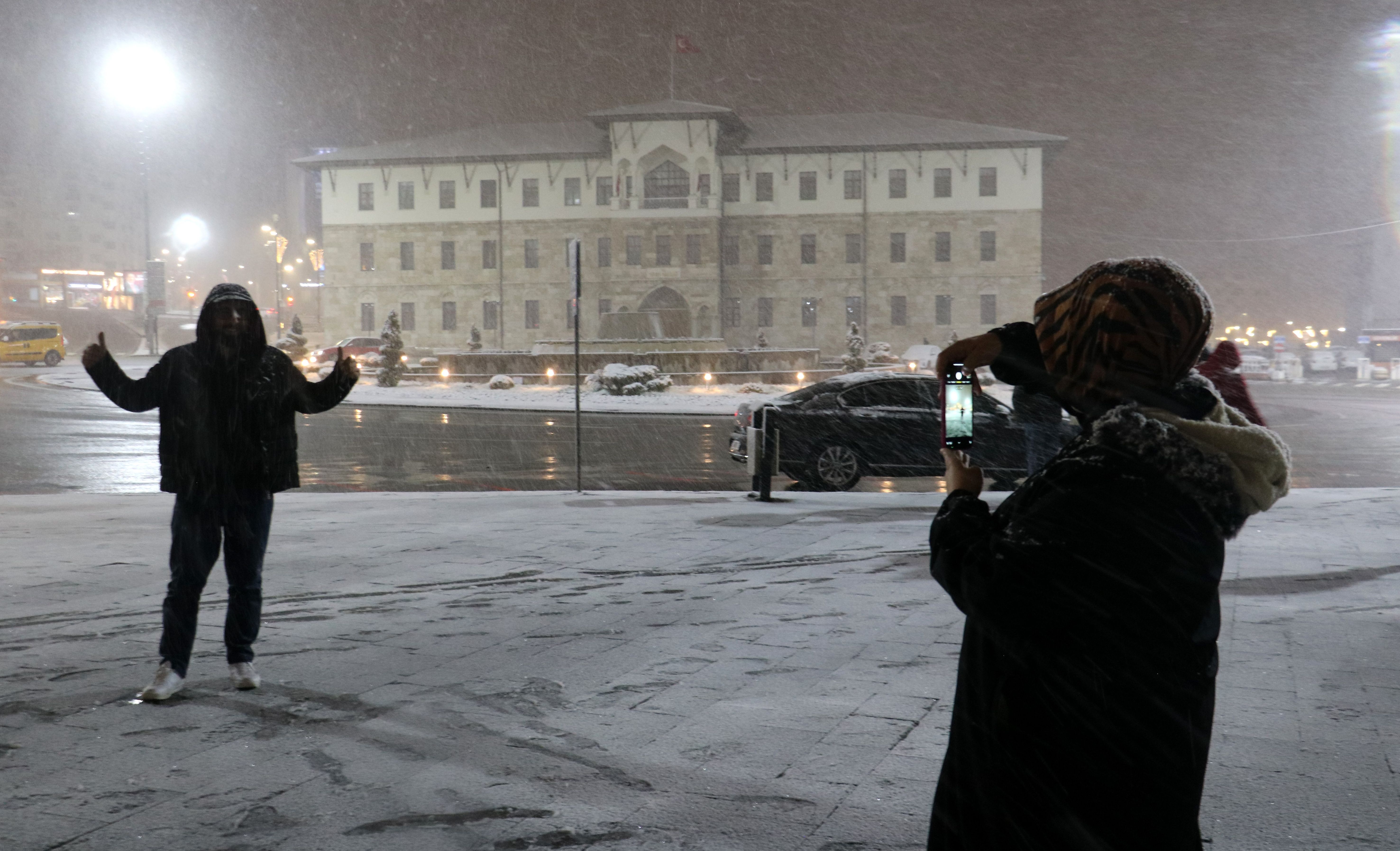 Baharı beklerken kış geldi, bir ilçede okullar tatil edildi - 3. Resim
