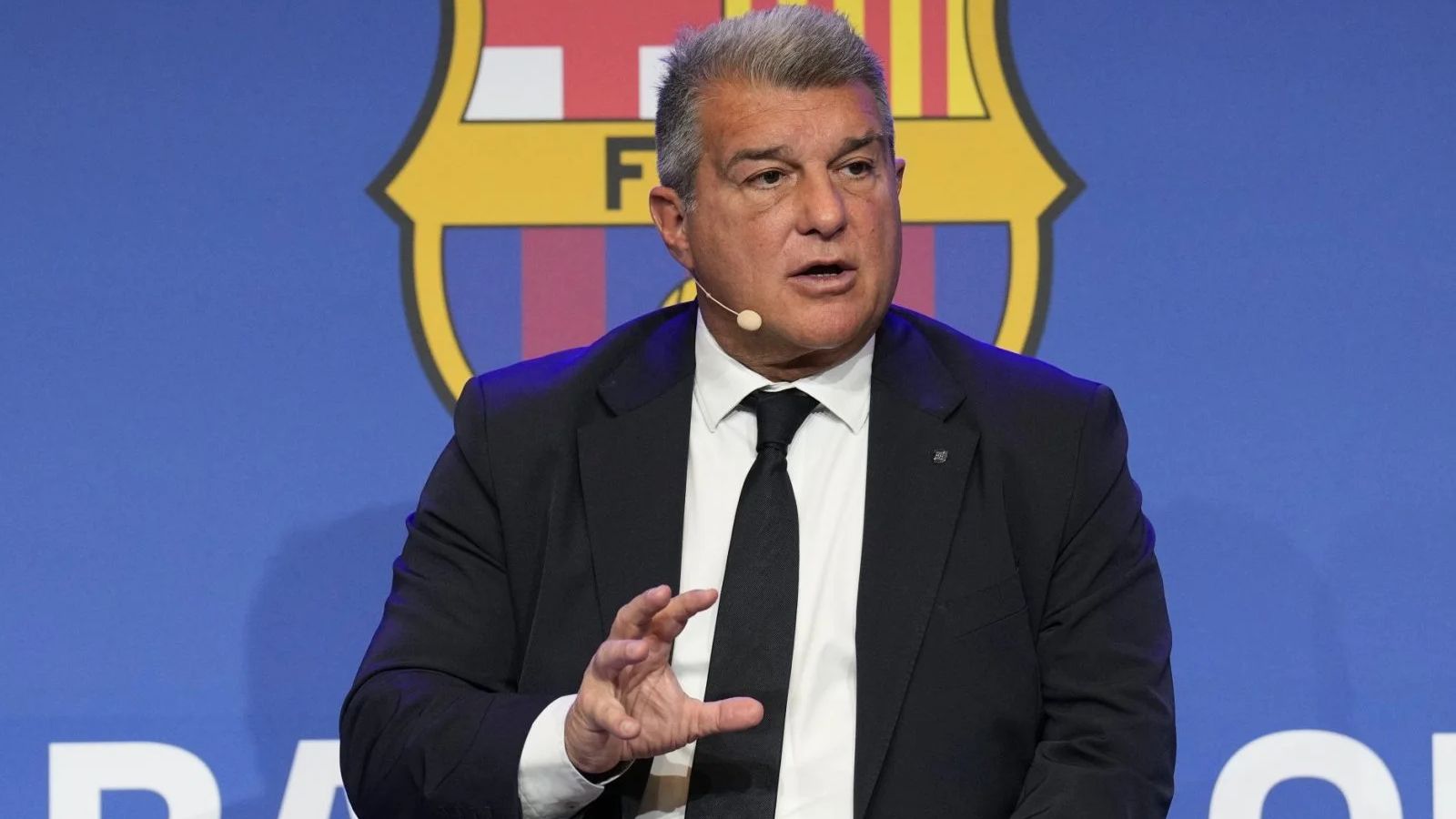 Barcelona'da Xavi belirsizliği sürüyor! 'Takımda kalmasını isterim' Barcelona'dan Xavi hakkında açıklama! 'Takımda kalmasını isterim' - 1. Resim