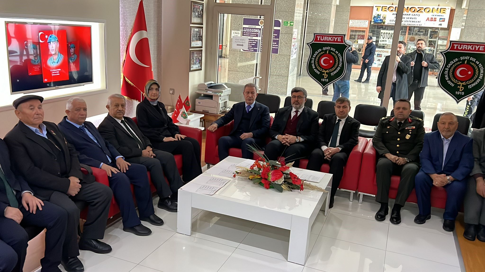 Hulusi Akar'ı şaşırtan karşılama: 'İlk defa böyle bir şey gördüm' - 2. Resim