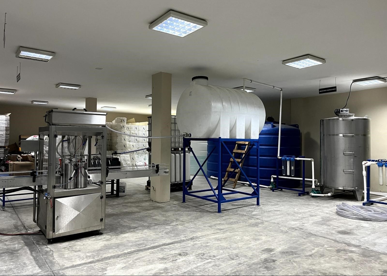 İnsan sağlığını böyle tehlikeye attılar! Sahte alkol tesisinde tam 20 ton etil alkol ele geçirildi - 1. Resim