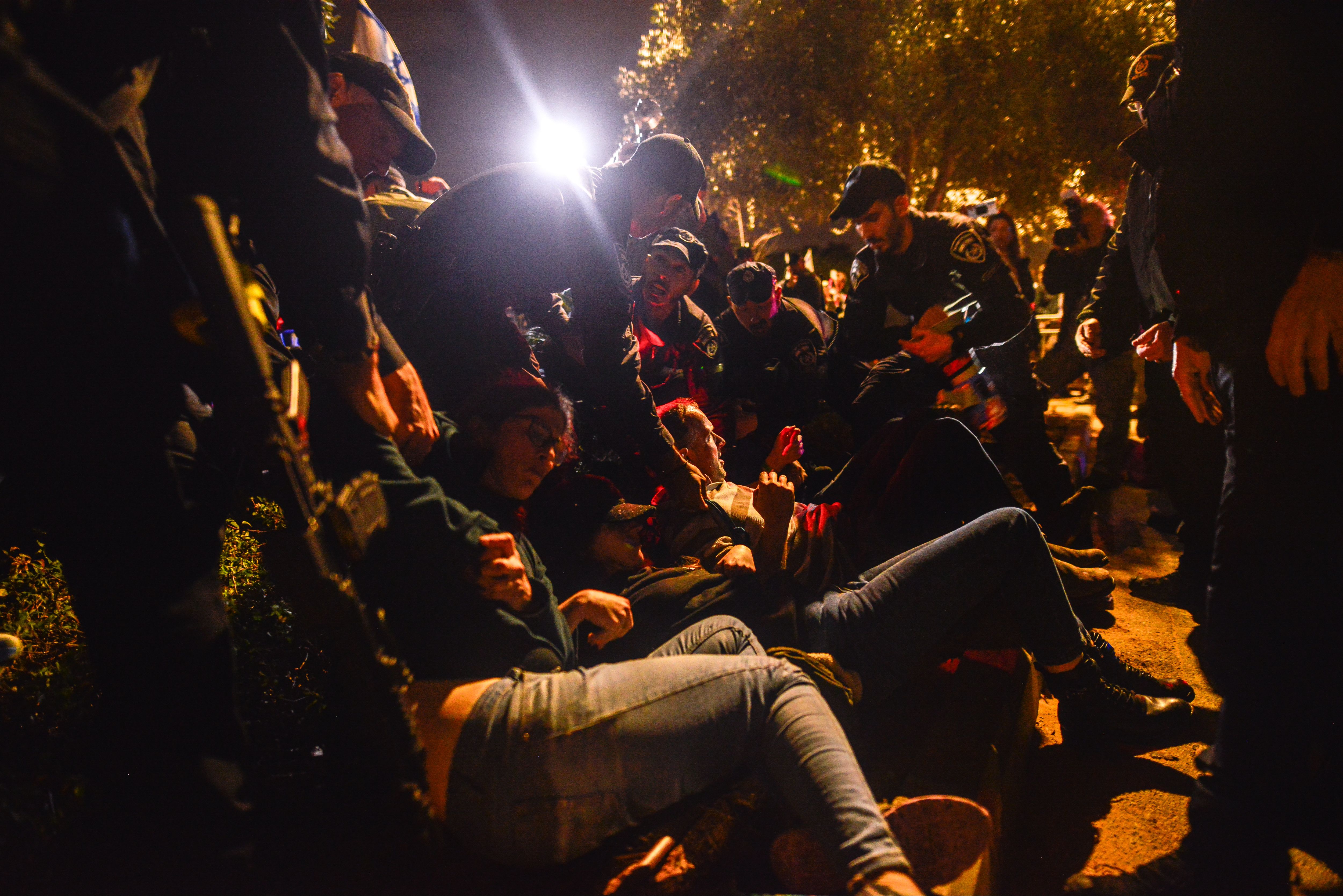 İsrail'de Savaş Kabinesi oturumu iptal edildi! Netanyahu'nun evinin önünde olay çıktı - 2. Resim