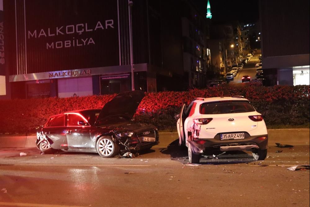 İzmir'de feci kaza! Ortalık kan gölüne döndü: Ölü ve yaralılar var İzmir'de feci kaza! Gece yarısı ortalık kan gölüne döndü: Ölü ve yaralılar var - 1. Resim
