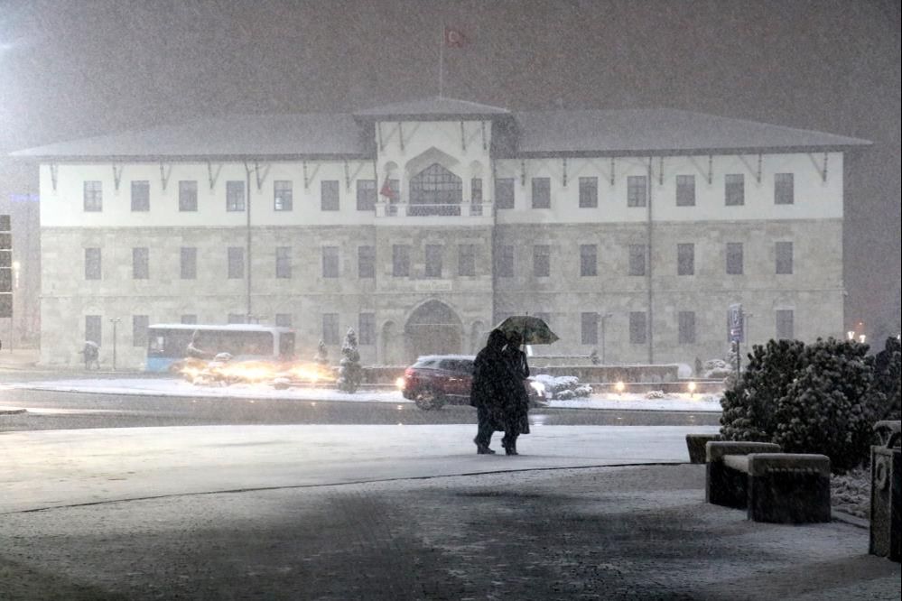 Mart ayında lapa kapa kar yağdı, okullar tatil edildi! Haberler peş peşe geldi... - 6. Resim