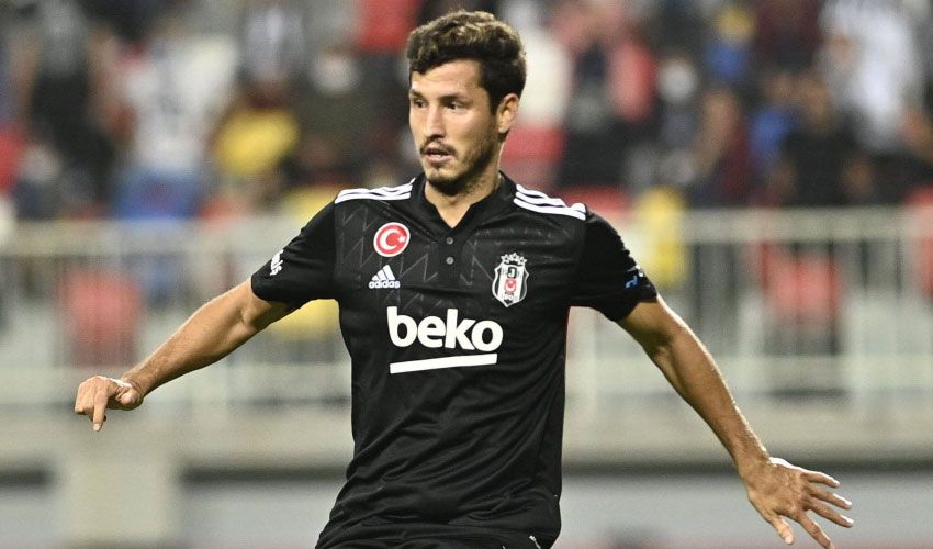 Salih Uçan ezeli rakip yolcusu! Beşiktaş yeni sözleşme imzalamadı Salih Uçan ezeli rakip yolcusu! Beşiktaş yeni sözleşme imzalamadı - 1. Resim