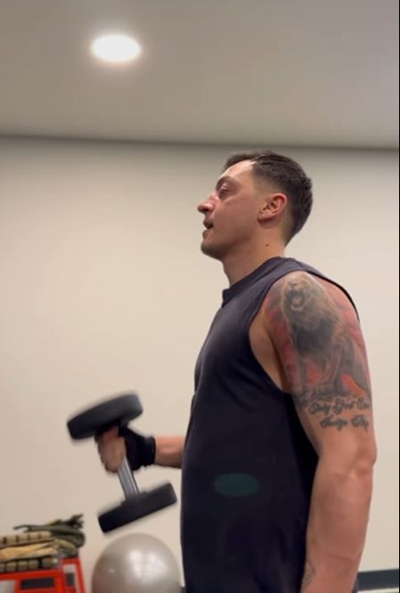 Sana ne oldu Mesut! Son halini görenler dönüp bir daha baktı! Fenerbahçe'nin eski yıldızı Mesut Özil... Sana ne oldu Mesut! Son halini görenler dönüp bir daha baktı! Fenerbahçe'nin eski yıldızı Mesut Özil... - 2. Resim