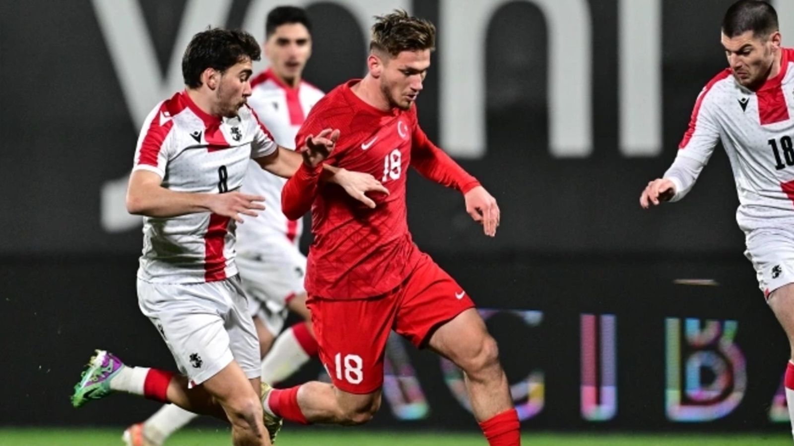 Vicenzo Montella'dan Semih Kılıçsoy cevabı! 'Problem yokken oluşturmak istiyormuşuz gibi hissediyorum' - 2. Resim