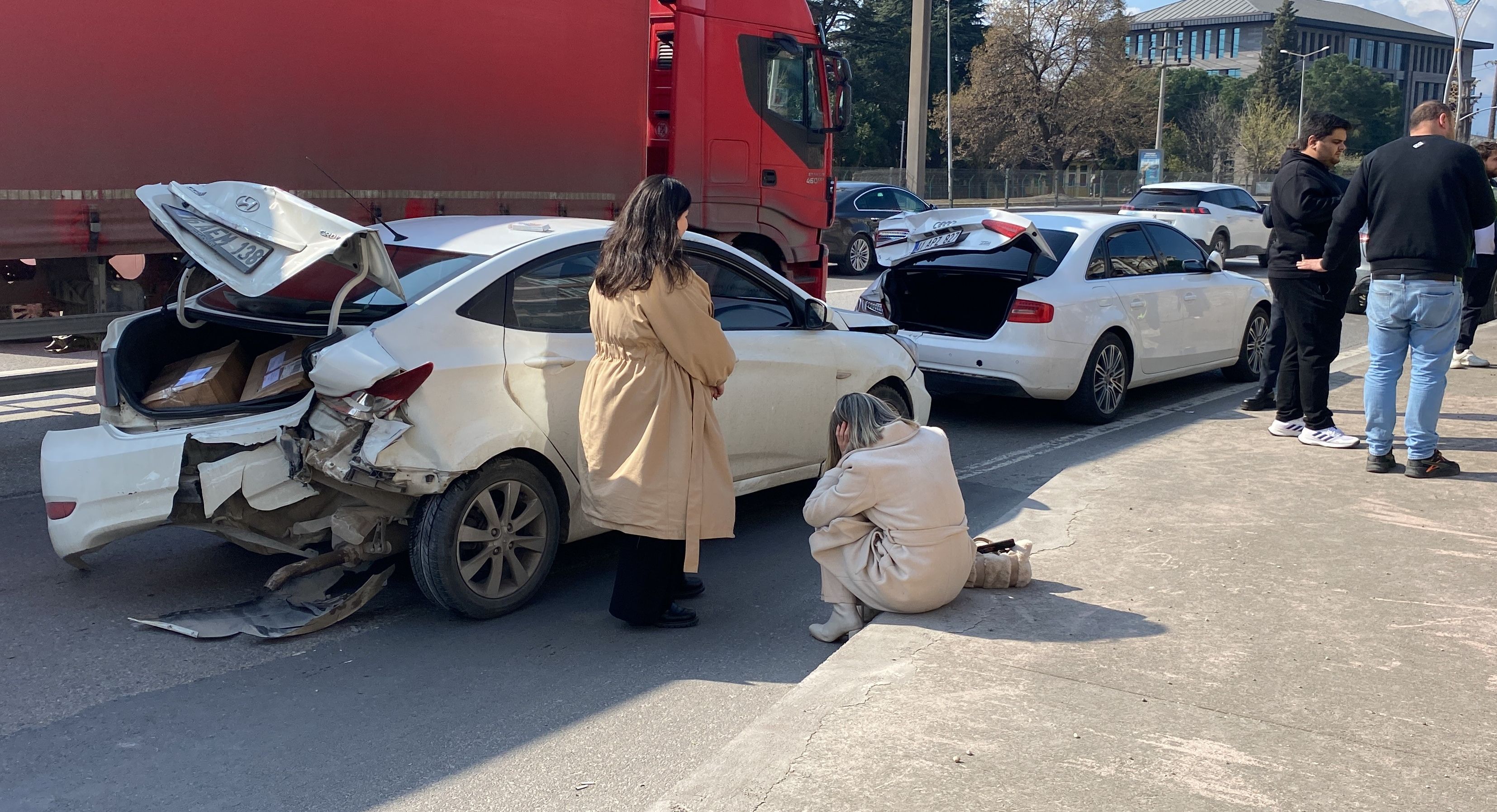 7 araç birbirine girdi: Biri çocuk 5 yaralı - 1. Resim