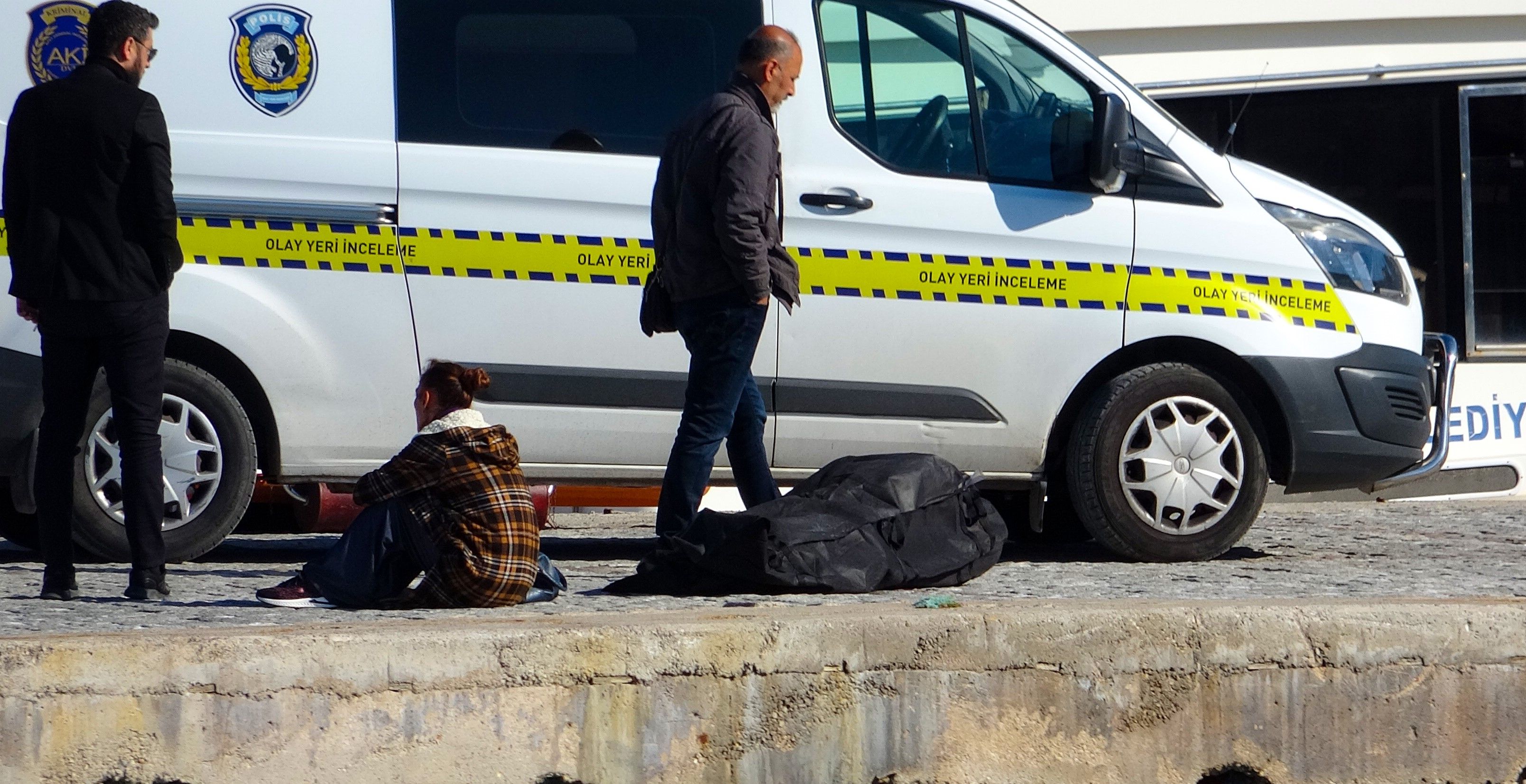 Bir babanın en zor anları! Oğlunun cesedine sarılıp ağladı Acılı baba oğlunun cenazesine sarılıp ağladı - 1. Resim