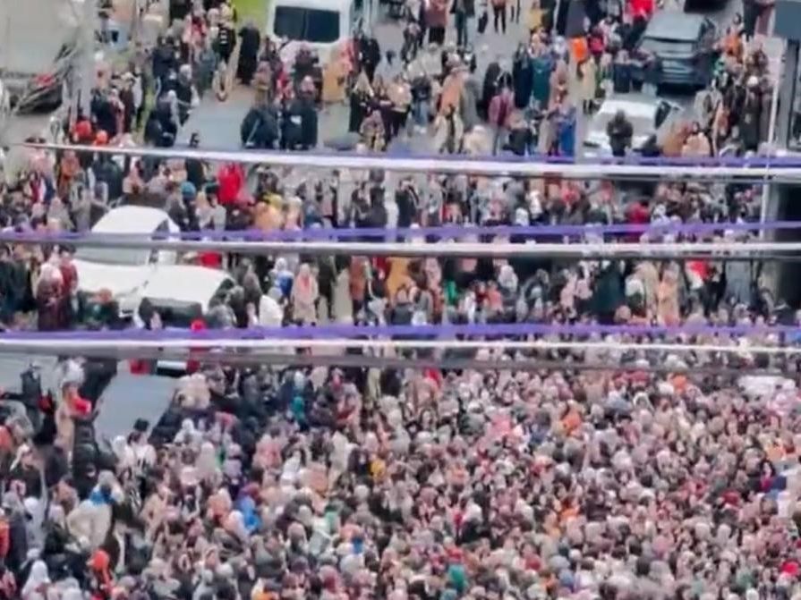 Bir indirim izdihamı daha! Fiyatların düşeceğini duyan koştu - 1. Resim