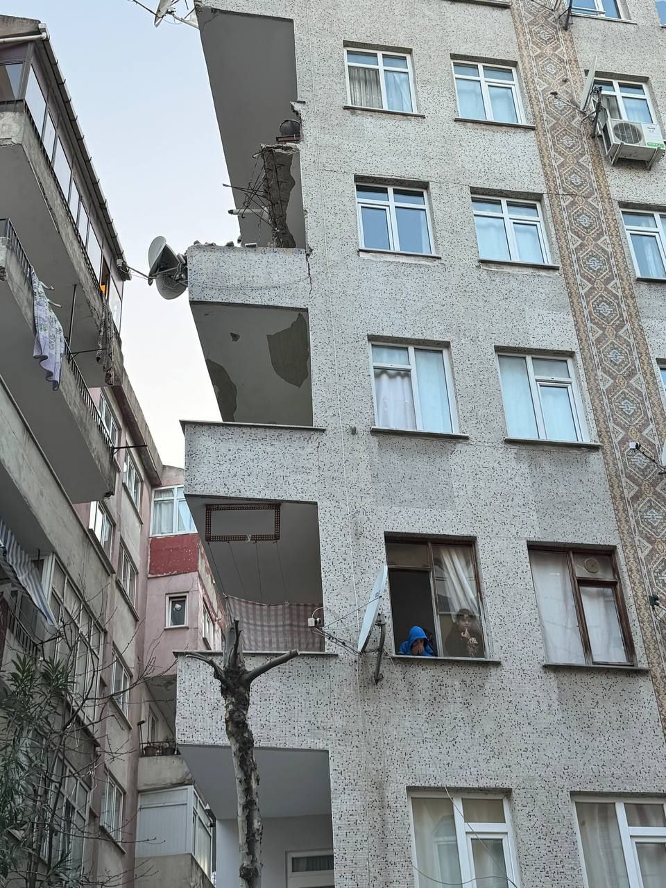 İstanbul'un göbeğinde korku dolu anlar! Bir anda çöktü, tahliye kararı çıktı - 1. Resim