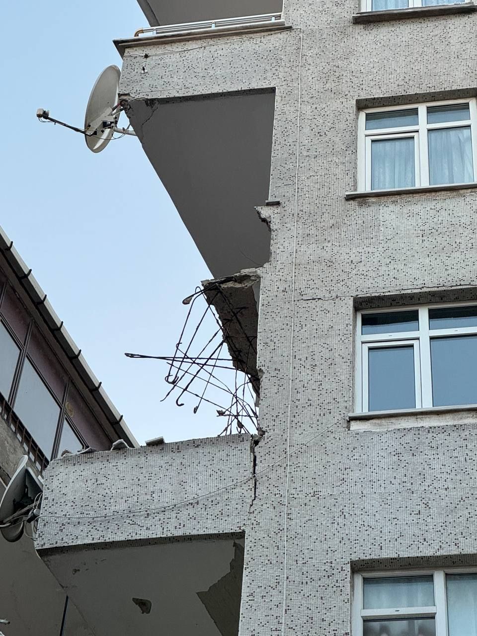 İstanbul'un göbeğinde korku dolu anlar! Bir anda çöktü, tahliye kararı çıktı - 2. Resim