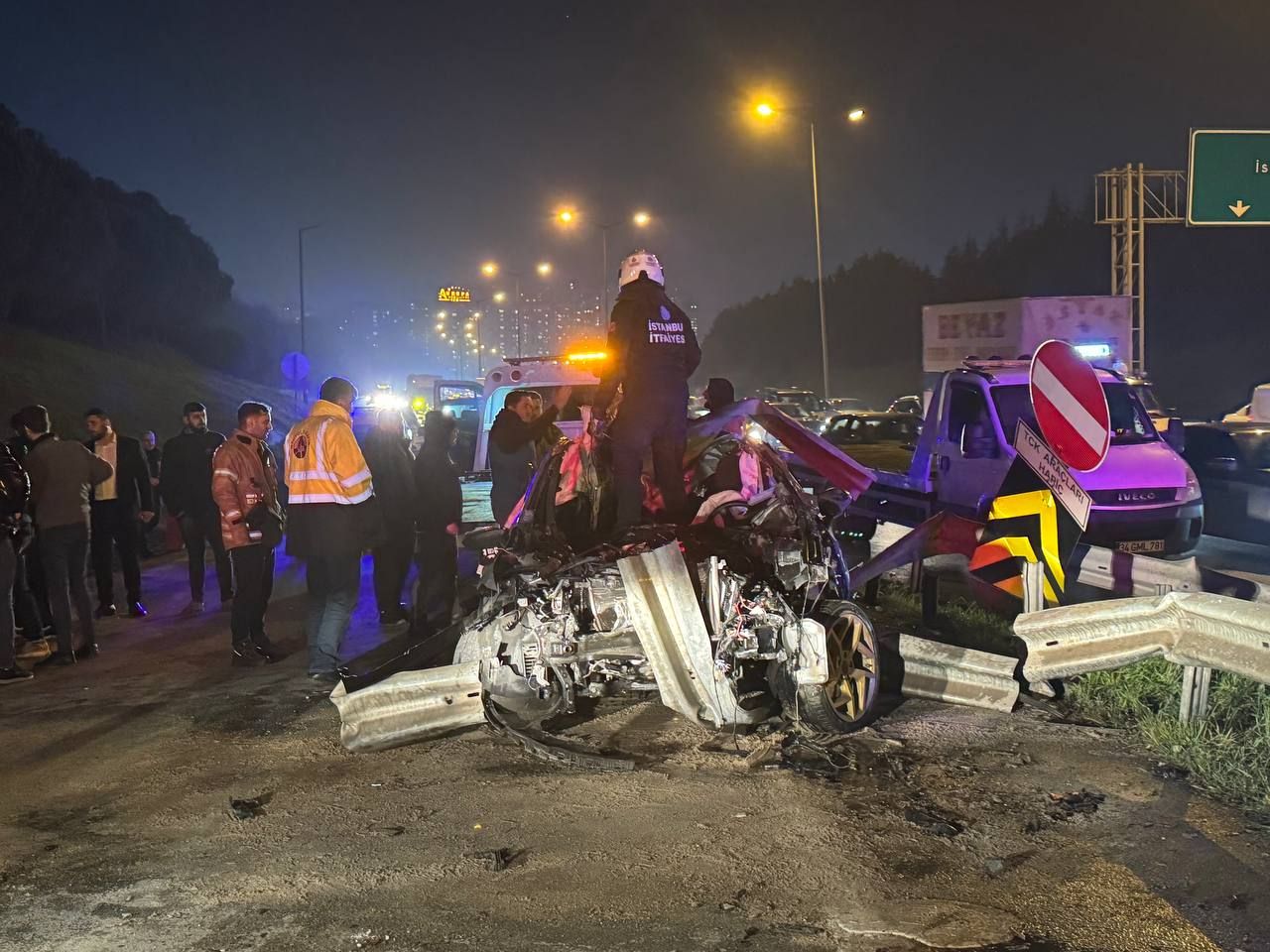 TEM'de feci kaza! Bariyerler otomobili ikiye böldü - 1. Resim