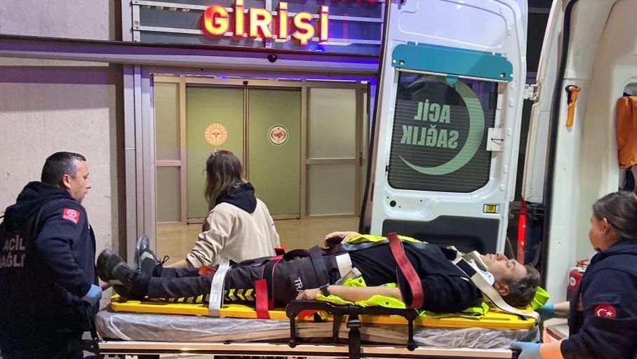 TEM'de polis aracı kontrolden çıktı! Bariyere çarpan araçta polis memurları yaralandı - 3. Resim