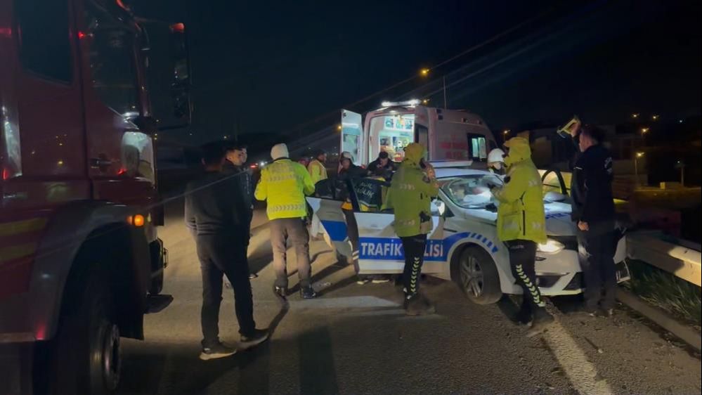 TEM'de polis aracı kontrolden çıktı! Bariyere çarpan araçta polis memurları yaralandı - 1. Resim