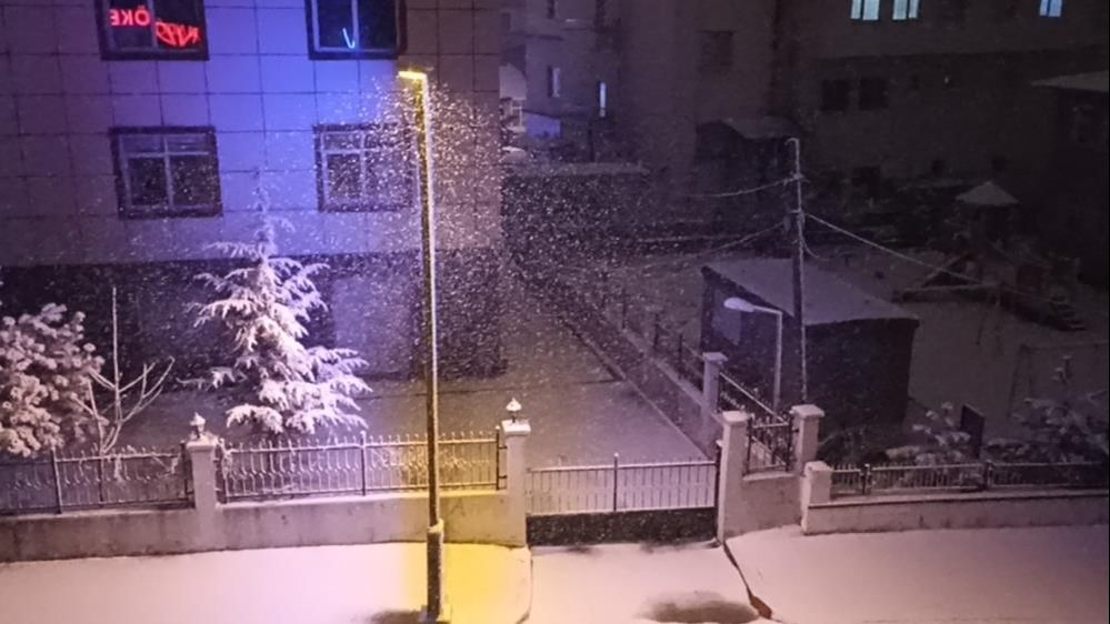 Gece yarısı başladı, lapa lapa yağdı! Kar kalınlığı 40 santimi buldu - 2. Resim