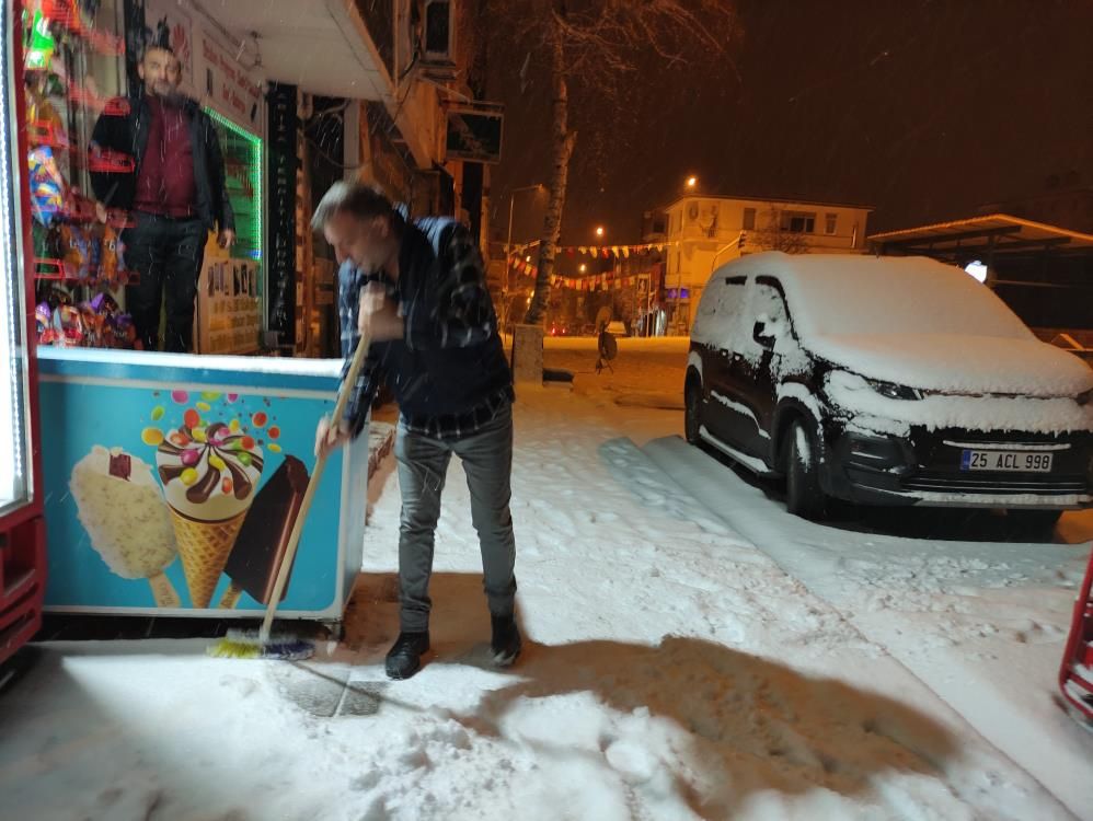 Gece yarısı başladı, lapa lapa yağdı! Kar kalınlığı 40 santimi buldu - 6. Resim