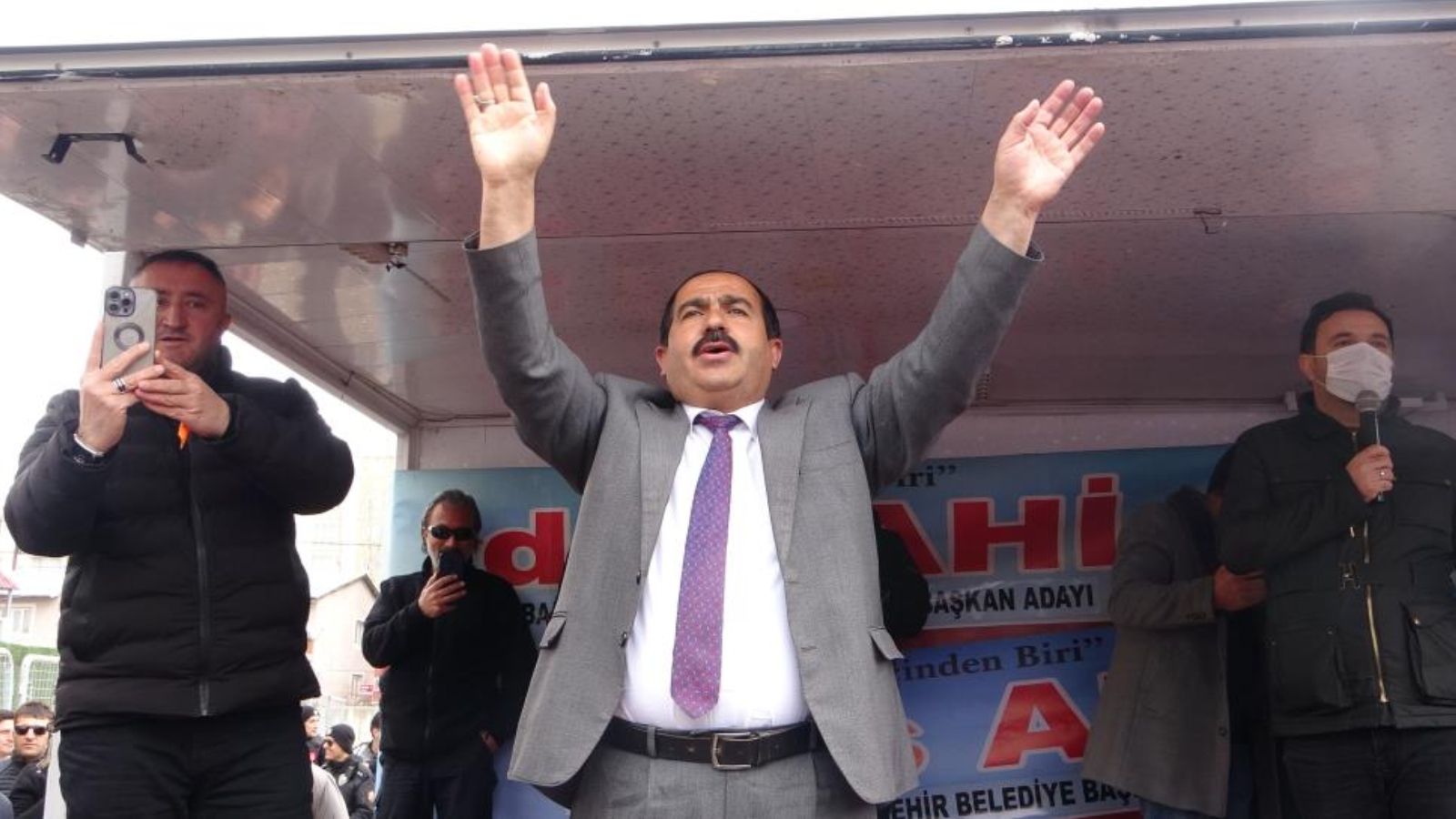 Kendisini 'Yerli patates' olarak tanıtıyor! Seçim öncesi gövde gösterisi yaptı: 81 proje açıkladı Kendisini 'Yerli patates' olarak tanıtıyor! Seçim öncesi gövde gösterisi yaptı: 81 tane proje açıkladı - 1. Resim