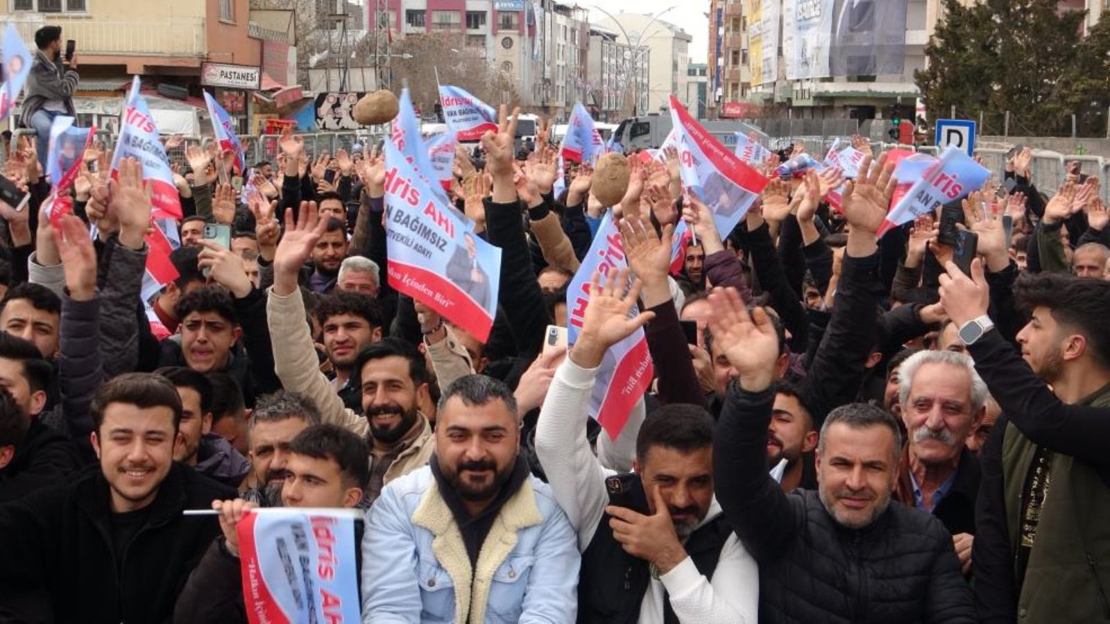 Kendisini 'Yerli patates' olarak tanıtıyor! Seçim öncesi gövde gösterisi yaptı: 81 proje açıkladı Kendisini 'Yerli patates' olarak tanıtıyor! Seçim öncesi gövde gösterisi yaptı: 81 tane proje açıkladı - 2. Resim